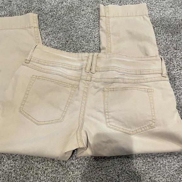 Mudd Capris. Tan. Size 11. - Picture 2 of 4